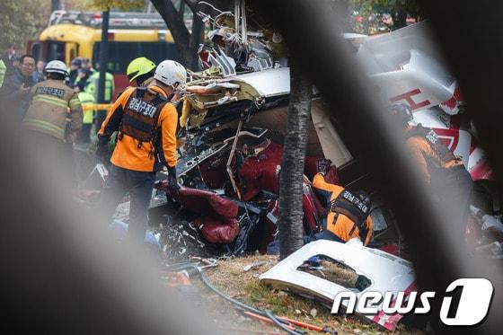 본문 이미지 - 16일 오전 서울 삼성동 아이파크아파트에 LG그룹 소속 민간헬기가 충돌해 추락하는 사고가 발생해 소방대원들이 구조작업을 펼치고 있다. 이 사고로 기장 1명과 부기장 1명이 사망했다. 2013.11.16/뉴스1 © News1 유승관 기자