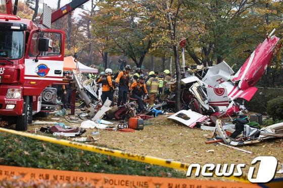본문 이미지 - 16일 오전 서울 삼성동 아이파크아파트에 LG그룹 소속 민간헬기가 충돌해 추락하는 사고가 발생해 소방대원들이 구조작업을 펼치고 있다. 이 사고로 기장 1명과 부기장 1명이 사망했다. 2013.11.16/뉴스1 © News1 유승관 기자