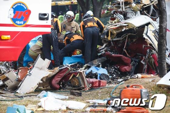 본문 이미지 - 16일 오전 서울 삼성동 아이파크아파트에 LG그룹 소속 민간헬기가 충돌 후 추락하는 사고가 발생해 소방대원들이 사고현장을 수습하고 있다. © News1 유승관 기자