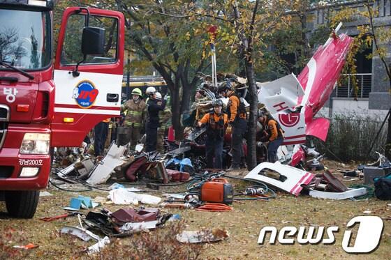 본문 이미지 - 16일 오전 서울 삼성동 아이파크아파트에 LG그룹 소속 민간헬기가 충돌 후 추락하는 사고가 발생해 소방대원들이 사고현장을 수습하고 있다. © News1 유승관 기자
