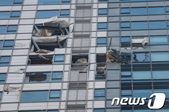 본문 이미지 - 16일 오전 서울 삼성동 현대아이파크 아파트에 LG전자 헬리콥터가 충돌해 아파트 외벽이 심하게 부서져 있다. 2013.11.16/뉴스1 © News1 유승관 기자