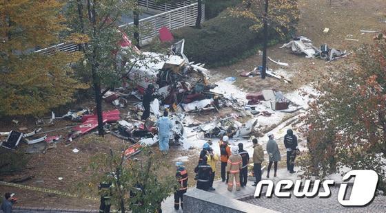 본문 이미지 - 16일 오전 서울 삼성동 아이파크아파트에 LG그룹 소속 민간헬기가 충돌해 추락하는 사고가 발생해 사고조사반이 헬기 잔해를 살피고 있다. 이 사고로 기장 1명과 부기장 1명이 사망했다. 2013.11.16/뉴스1 © News1   유승관 기자