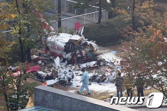 본문 이미지 - 16일 오전 서울 삼성동 아이파크아파트에 LG그룹 소속 민간헬기가 충돌해 추락하는 사고가 발생해 사고조사반이 헬기 잔해를 살피고 있다. 이 사고로 기장 1명과 부기장 1명이 사망한 것으로 알려졌다. 2013.11.16/뉴스1 © News1   유승관 기자