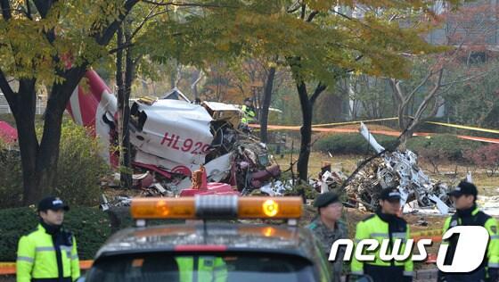 본문 이미지 - 16일 오전 서울 삼성동 아이파크아파트에 충돌 후 추락한 LG그룹 소속 민간헬기가 처참한 모습을 하고 있다. /뉴스1 © News1 박철중 기자