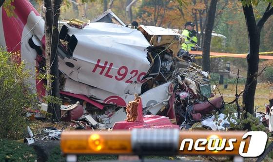 본문 이미지 - 16일 오전 서울 삼성동 아이파크 아파트에 충돌 후 추락한 LG전자 소속 민간헬기가 처참하게 부서져 있다. 2013.11.16/뉴스1 © News1 박철중 기자