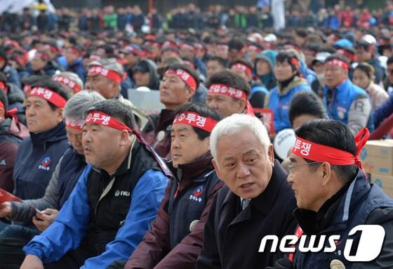 본문 이미지 - 김한길 민주당 대표가 16일 오후 서울광장에서 열린 전국노동자대회에 참석해 문진국 한국노총 위원장&#40;오른쪽&#41;과 대화하고 있다. 2013.11.16/뉴스1 © News1 박철중 기자