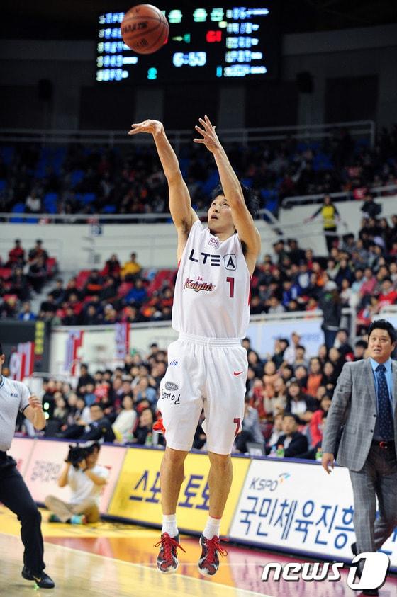 본문 이미지 - SK 변기훈이 16일 울산동천체육관에서 열린 모비스와의 2013-14 KB국민카드 프로농구 경기에서 3점슛을 시도하고 있다&#40;KBL 제공&#41;.© News1  