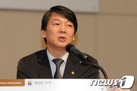 본문 이미지 - 안철수 의원이 16일 오후 경남 창원시 의창구 창원컨벤션센터에서 열린 &#39;제14회 경남의사의 날 기념 종합학술대회&#39;에 참가해 특강을 하고 있다. 2013.11.16/뉴스1 © News1 전혜원 기자