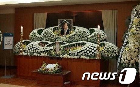 본문 이미지 - 16일 오전 발생한 서울 삼성동 아이파크 아파트 헬기 충돌 사고로 사망한 헬기 기장 박인규씨&#40;57&#41;의 빈소가 서울아산병원 장례식장 20호에 마련됐다. © News1   민경석 기자