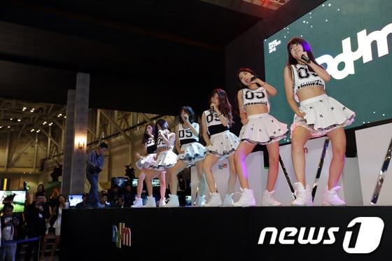 본문 이미지 - 걸그룹 레인보우가 지스타에 참석, 열정적인 무대를 선보이고 있다. © News1