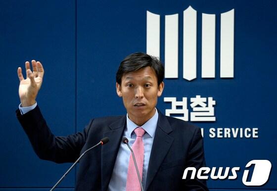 본문 이미지 - 17일 서울 서초동 서울고등법원 기자실에서 김영문 부장검사가 SAT 시험문제 유출사건 수사결과를 발표하고 있다. © News1 박지혜 기자