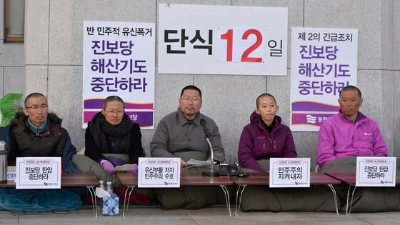 본문 이미지 - 오병윤 통합진보당 의원이 17일 오후 서울 여의도 국회 본청 앞에서 12일째 단식농성 중인 의원들과 함께 정당 해산 청구 무효 등을 주장하며 모두발언을 하고 있다. 왼쪽부터 이상규, 김미희, 오병윤, 김재연, 김선동 의원.2013.11.17/뉴스1 © News1 최영호 기자