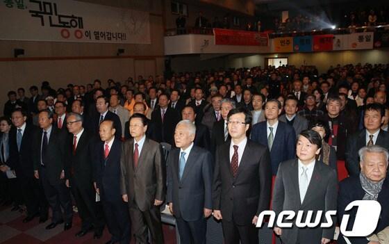 본문 이미지 - 17일 오후 서울 동작구 흑석동 원불교 서울회관에서 열린 '민주와 평화를 위한 국민동행' 창립대회에서 김덕룡 대표를 비롯한 발기인들과 민주당 김한길 대표, 정의당 천호선 대표, 무소속 안철수 의원 등 내빈들이 애국가를 부르고 있다.군사정권 당시 민주화 운동 세력인 '민주화추진협의회'에서 활동한 동교동과 상도동계 인사들, 재야인사 등 원로그룹들이 주축을 이룬 국민동행은 이날 창립대회를 통해 