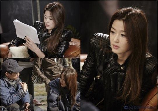 본문 이미지 - 전지현 촬영장 사진이 온라인에서 계속 인기를 끌고 있다. 사진제공=HB엔터테인먼트  © News1