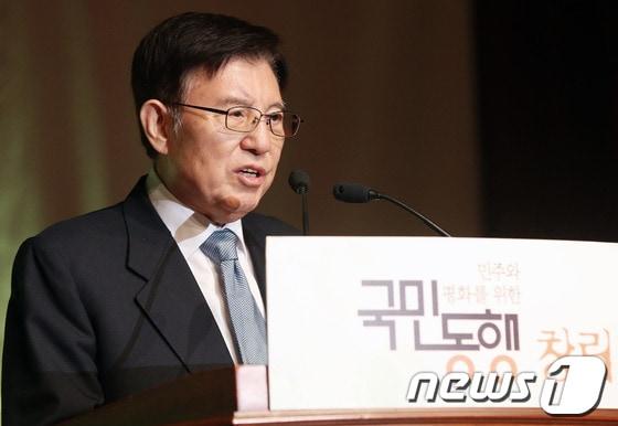 본문 이미지 - 17일 오후 서울 동작구 흑석동 원불교 서울회관에서 열린 '민주와 평화를 위한 국민동행' 창립대회에서 김덕룡 발기인 대표가 인사말을 하고 있다. 군사정권 당시 민주화 운동 세력인 '민주화추진협의회'에서 활동한 동교동과 상도동계 인사들, 재야인사 등 원로그룹들이 주축을 이룬 국민동행은 이날 창립대회를 통해 