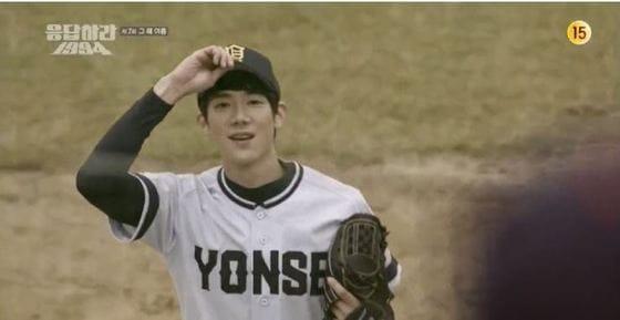 본문 이미지 - '응답하라 1994'의 연세대 야구부 에이스로 등장하는 '칠봉이'(유연석 분). (사진-tvN 방송화면 캡쳐) © News1  