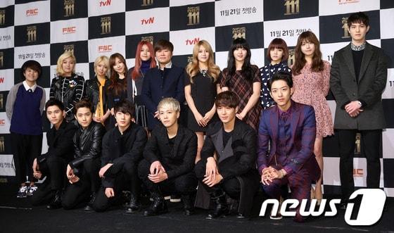 본문 이미지 -  18일 오전10시30분 서울 강남구 신사동 CGV 청담씨네시티에서 열린  tvN 리얼 드라마 '청담동 111' 제작 발표회에   FT아일랜드, 씨엔블루 이종현·이정신, 그룹 AOA, 한성호 FNC 엔터테인먼트 대표 등이 참석해 단체사진을 촬영하고 있다. © News1   (서울=뉴스1)