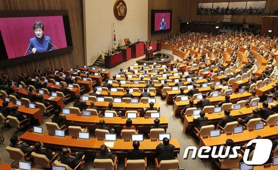 본문 이미지 - 박근혜 대통령이 18일 오전 서울 여의도 국회의사당 본회의장에서 열린 제9차 본회의에서 취임 후 첫 예산안 시정연설을 하고 있다. 2013.11.18/뉴스1 © News1 오대일 기자