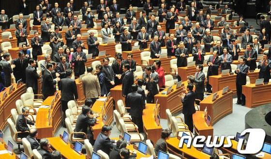 본문 이미지 - 박근혜 대통령이 18일 오전 서울 여의도 국회의사당 본회의장에서 열린 제9차 본회의에서 취임 후 첫 예산안 시정연설을 마친 뒤 여야 의원들의 엇갈린 반응 속에 퇴장하고 있다. 2013.11.18/뉴스1 © News1   오대일 기자