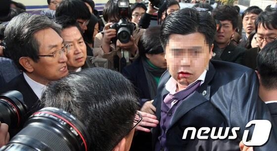 본문 이미지 - 민주당 의원들과 청와대 직원으로 보이는 한 남성이 18일 국회 본청 앞에서 몸싸움을 벌이고 있다.박근혜 대통령의 2014년 예산안 시정연설이 끝난 직후인 이날 오전 10시35분께 국회 본청 앞 계단에서 열리는 규탄대회 참석을 위해 이동하던 강기정 의원 등 민주당 의원들이 박 대통령의 경호를 위해 본청 앞에 세워져 있던 버스 3대를 치울 것을 요구하던 도중 실랑이가 벌어졌다. 2013.11.18/뉴스1 © News1 허경 기자