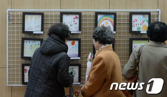 본문 이미지 - 정부서울청사에서 지난해 11월 열린 &#39;효사랑 로비갤러리&#39;에 치매나 노환으로 인지기능이 떨어진 어르신들께서 미술치료를 받으며 그린 작품들이 전시돼 있다. /뉴스1 © News1 양동욱 기자