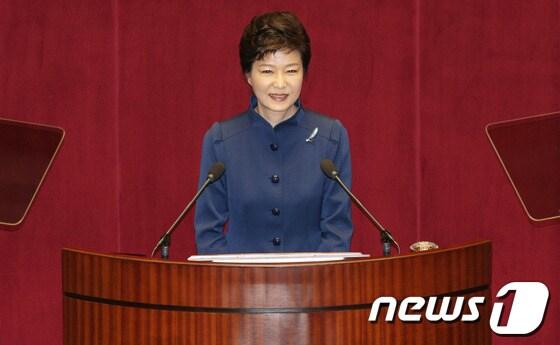 본문 이미지 - 박근혜 대통령이 18일 오전 서울 여의도 국회의사당 본회의장에서 열린 제9차 본회의에서 취임 후 첫 예산안 시정연설을 하며 미소를 짓고 있다. 2013.11.18/뉴스1 © News1 오대일 기자