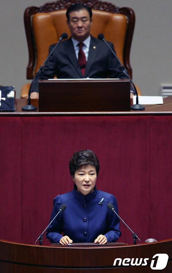 본문 이미지 - 박근혜 대통령이 18일 오전 서울 여의도 국회의사당 본회의장에서 열린 제9차 본회의에서 취임 후 첫 예산안 시정연설을 하고 있다. 2013.11.18/뉴스1 © News1 오대일 기자