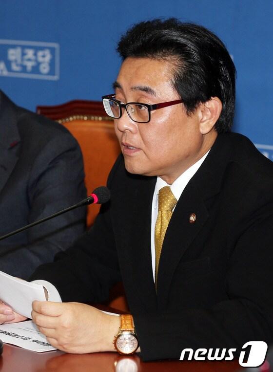 본문 이미지 - 전병헌 민주당 원내대표가 18일 오후 서울 여의도 국회에서 열린 시정연설 관련 긴급 최고위원회의에서 모두발언을 하고 있다. 2013.11.18/뉴스1 © News1   허경 기자