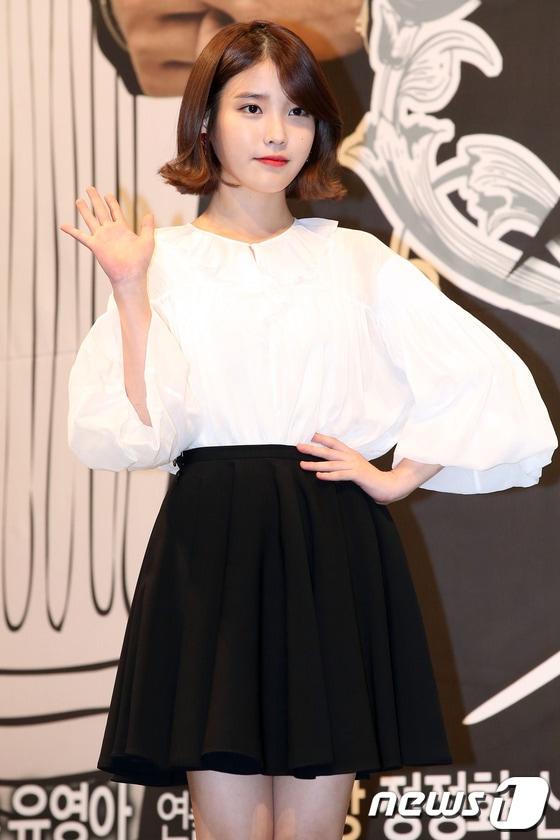 본문 이미지 - 가수 아이유가 18일 오후 강남구 논현동 임피리얼 팰리스 서울에서 열린 KBS2 수목드라마 '예쁜남자' 제작발표회에 참석하고 있다. 2013.11.18 /뉴스1  © News1   