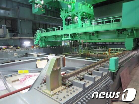 본문 이미지 - 핵 연료봉 1553개를 보관중인 후쿠시마 제1원전 원자로 4호기 저장수조./사진=도쿄전력 © News1