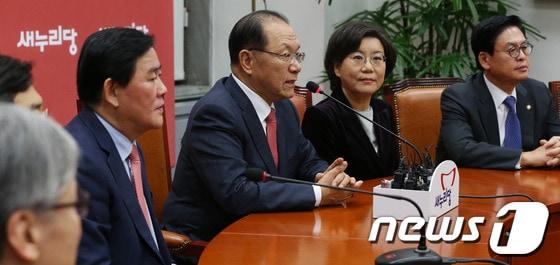 본문 이미지 - 황우여 새누리당 대표가 18일 저녁 서울 여의도 국회에서 열린 최고위원회의에서 발언을 하고 있다.이날 저녁 두번째로 열린 새누리당 최고위원회의는 비공개로 진행됐다. 2013.11.18/뉴스1 © News1   송원영 기자