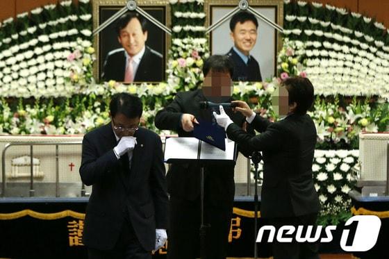 본문 이미지 - 서울 삼성동 아이파크 아파트 충돌사고로 사망한 고&#40;故&#41; 박인규 기장&#40;57&#41;과 고&#40;故&#41; 고종진 부기장&#40;37&#41;의 영결식이 19일 오전 7시 서울 송파구 아산병원 장례식장에서 엄수됐다. © News1 