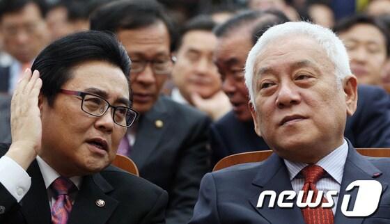 본문 이미지 - 민주당 김한길 대표와 전병헌 원내대표가 19일 오전 서울 여의도 국회에서 열린 의원총회에서 대화를 나누고 있다. 김 대표는 이 자리에서 