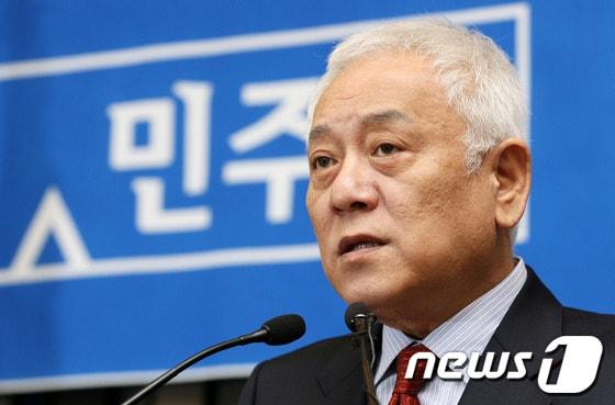 본문 이미지 - 민주당 김한길 대표가 19일 오전 서울 여의도 국회에서 열린 의원총회에서 발언을 하고 있다. 김 대표는 이 자리에서 