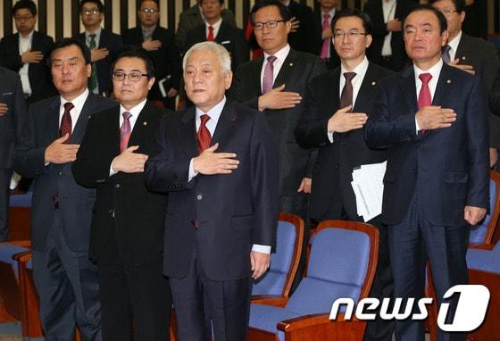 본문 이미지 - 민주당 김한길 대표와 전병헌 원내대표를 비롯한 의원들이 19일 오전 서울 여의도 국회에서 열린 의원총회에서 국민의례를 하고 있다.김 대표는 이 자리에서 
