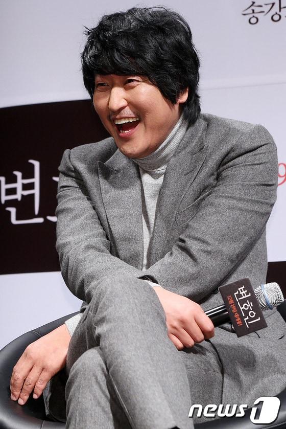 본문 이미지 - 배우 송강호가 19일 오전 서울 강남구 CGV 압구정에서 열린 영화 '변호인' 제작보고회에 참석해 웃고 있다. '변호인(양우석 감독)'은 1980년대 초 부산을 배경으로 돈 없고, 빽 없고, 가방끈도 짧은 세무 변호사 송우석(송강호 분)의 인생을 송두리째 바꾼 다섯 번의 공판과 이를 둘러싼 사람들의 이야기를 그린 영화로 12월 19일 개봉된다. 2013.11.19 /뉴스1  © News1   