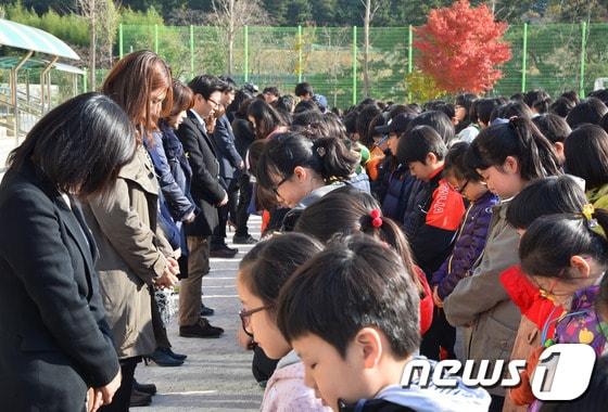 본문 이미지 - 세계 아동학대예방의 날인 지난달 19일 계모 학대로 숨진 이모(8)양을 추모하는 행사가 이 양이 다니던 울산시 울주군 구영리의 초등학교에서 열리고 있다. /뉴스1 © News1 노화정 기자