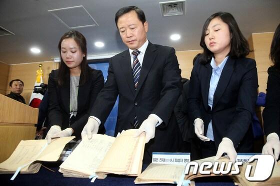 본문 이미지 - 국가기록원 박경국 원장이 19일 오후 서울 세종로 정부서울청사에서 3.1운동시 피살자 명부와 일본 진재시 피살자 명부, 일제강점기시 피징용(징용)자 명부 등 총 67권을 수집해 분석한 결과를 공개, 발표하고 있다.이번에 공개한 기록물은 일본 도쿄에 있는 주일한국대사관이 최근에 이전하는 과정에서 발견한 것을 국가기록원에 이관한 것이다. 2013.11.19/뉴스1 © News1   이광호 기자