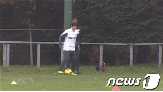 본문 이미지 - 훈련 중인 박지성&#40;PSV 홈페이지 캡처&#41;.© News1  