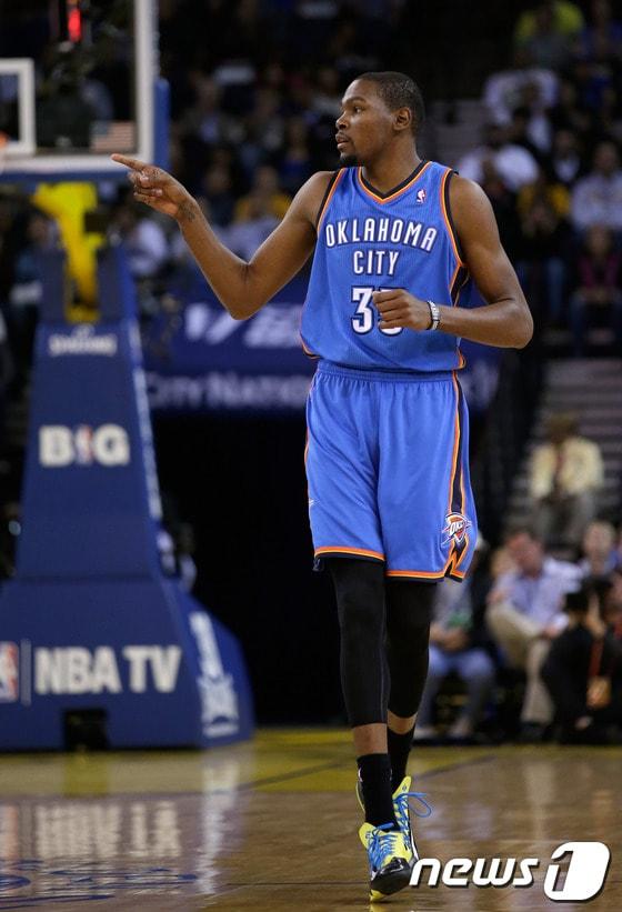 본문 이미지 - 생애 첫 NBA 정규리그 MVP를 수상한 케빈 듀란트&#40;오클라호마시티 선더&#41;. © AFP=News1 