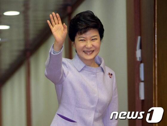 본문 이미지 - 6박 8일간의 유럽 순방길에 오른 박근혜 대통령이 2일 오후 경기 성남 서울공항 출국장을 나서며 손을 흔들고 있다.박근혜 대통령은 프랑스, 영국, 벨기에, 유럽연합&#40;EU&#41;을 차례로 방문하며 창조경제와 금융 분야의 세일즈 외교 행보에 나설 예정이다. 2013.11.2/뉴스1 © News1 정회성 기자