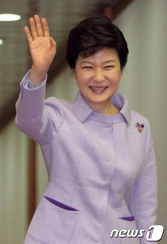 본문 이미지 - 6박 8일간의 유럽 순방길에 오른 박근혜 대통령이 2일 오후 경기 성남 서울공항 출국장을 나서며 손을 흔들고 있다.박근혜 대통령은 프랑스, 영국, 벨기에, 유럽연합&#40;EU&#41;을 차례로 방문하며 창조경제와 금융 분야의 세일즈 외교 행보에 나설 예정이다. 2013.11.2/뉴스1 © News1 정회성 기자