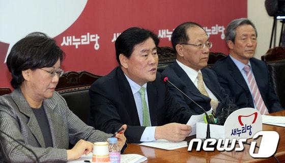 본문 이미지 - 최경환 새누리당 원내대표가 20일 오전 서울 여의도 당사에서 열린 최고중진연석회의에서 모두 발언을 하고 있다.최 원내대표는 