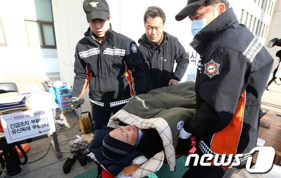 본문 이미지 - 김미희 통합진보당 의원이 정당해산심판 청구 항의 단식 보름째를 맞은 20일 오전 서울 여의도 국회 본청 앞 농성장에서 건강악화로 실신, 구급대에 의해 병원으로 이송되고 있다. 2013.11.20/뉴스1 © News1 오대일 기자