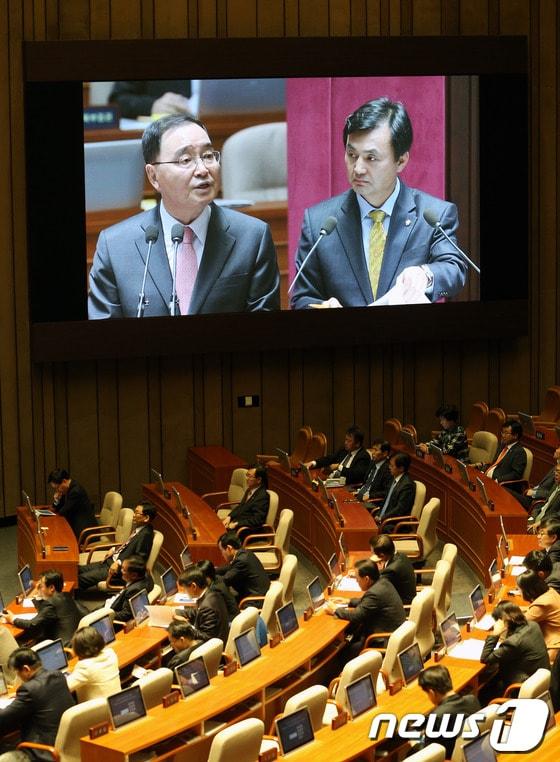 본문 이미지 - 안규백 민주당 의원이 20일 오전 서울 여의도 국회 본회의장에서 열린 외교·통일·안보분야 대정부질문에서 정홍원 국무총리를 상대로 질의하고 있다. 2013.11.20/뉴스1 © News1   오대일 기자