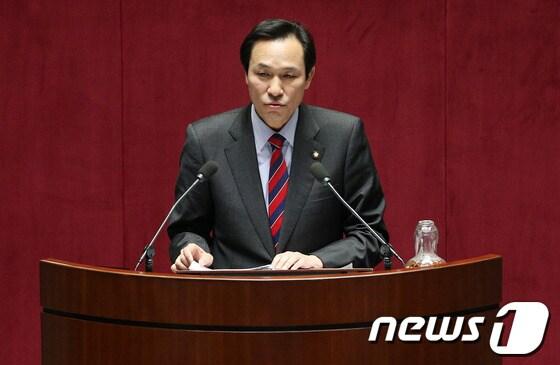 본문 이미지 - 우상호 민주당 의원이 20일 오전 서울 여의도 국회 본회의장에서 열린 외교·통일·안보분야 대정부질문에서 정홍원 국무총리를 상대로 질의하고 있다. 2013.11.20/뉴스1 © News1   오대일 기자