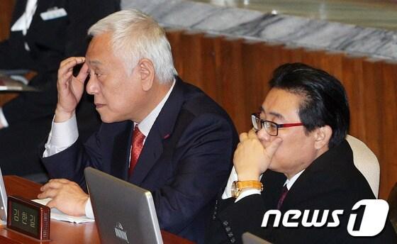 본문 이미지 - 민주당 김한길 대표와 전병헌 원내대표가 20일 서울 여의도 국회 본회의장에서 열린 외교·통일·안보분야 대정부질문을 지켜보며 생각에 잠겨 있다. 2013.11.20/뉴스1 © News1 오대일 기자