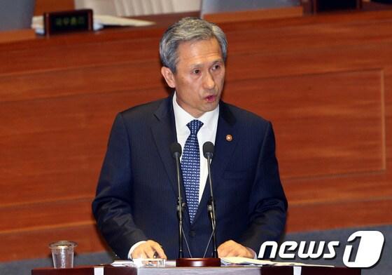 본문 이미지 - 김관진 국방부 장관이 20일 오후 서울 여의도 국회 본회의장에서 열린 외교·통일·안보분야 대정부질문에서 민주당 백군기 의원의 질의에 답하고 있다.2013.11.20/뉴스1 © News1 허경 기자