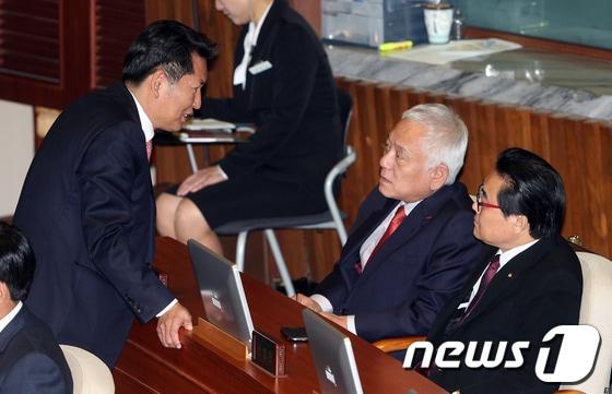 본문 이미지 - 김한길 민주당 대표와 전병헌 원내대표(오른쪽)가 지난해 11월 20일 국회 본회의장에서 열린 외교·통일·안보분야 대정부질문에서 정청래 의원(왼쪽)과 대화를 나누고 있다. 2013.11.20/뉴스1 © News1 허경 기자