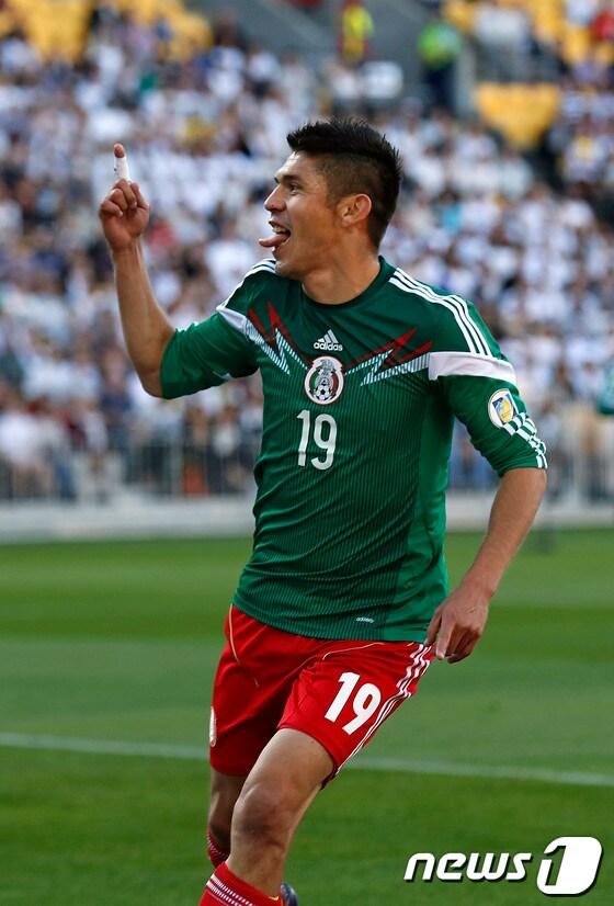 본문 이미지 - 런던 올림픽 금메달의 주역 페랄타가 멕시코에 귀중한 승점 3점을 안겼다. 멕시코가 카메룬을 제압하고 브라질 월드컵 첫 승을 신고했다. © AFP=News1 